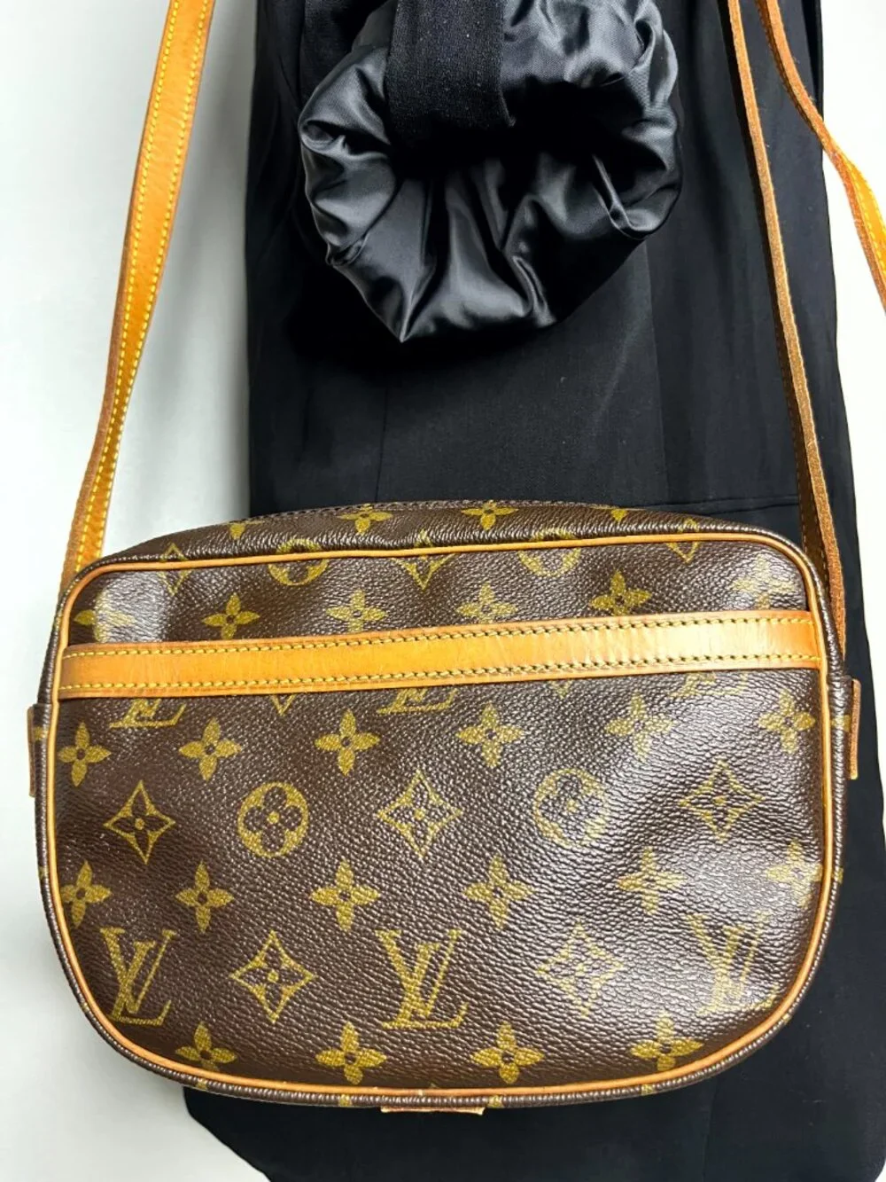 Authentic Louis Vuitton Cross Body Bag Shoulder HandBag Signature logo